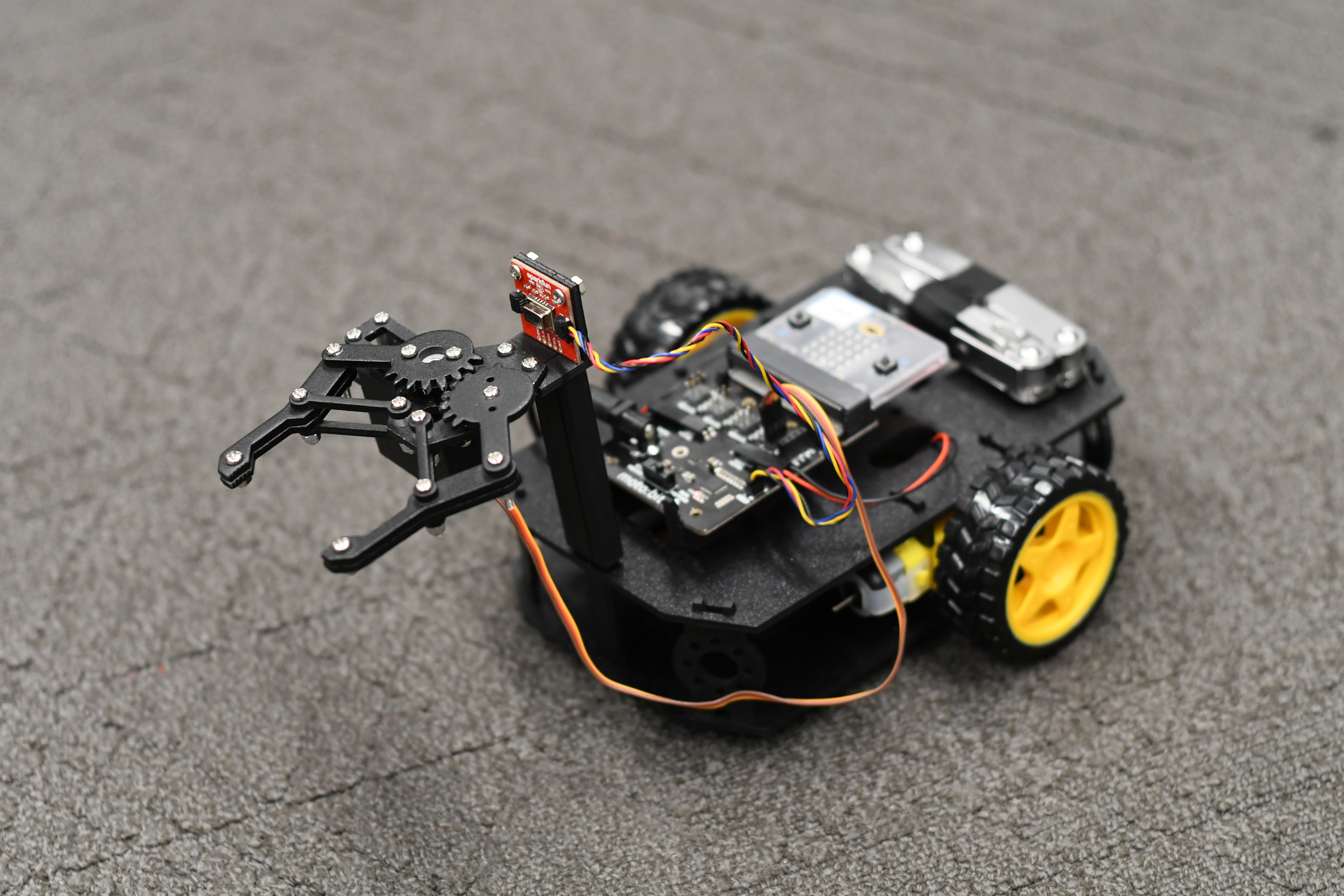 Wireless, Motion Controlled Differential Drive Robot with Gripper